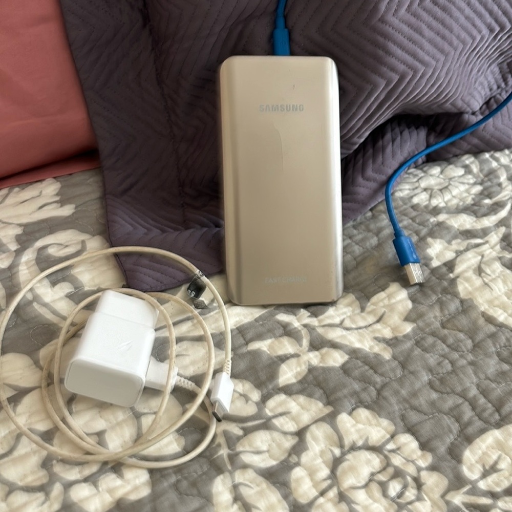 Samsung Portable Fast Charger with Cable am also including fast charge for phone